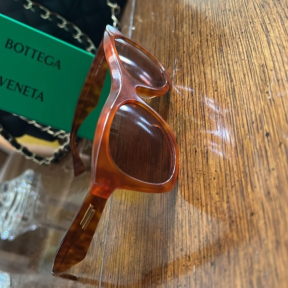 Iconic and beautiful Bottega Veneta sunglasses! main image 4